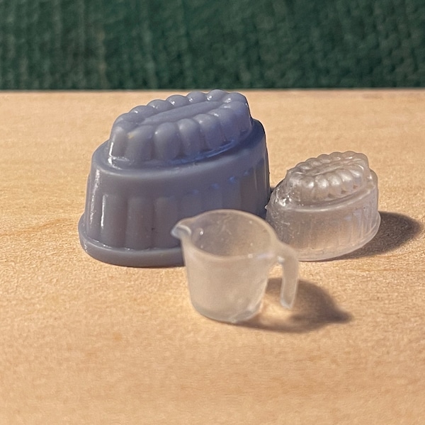 Miniature jelly moulds & jug set unpainted 1/12th scale dollhouse decoration