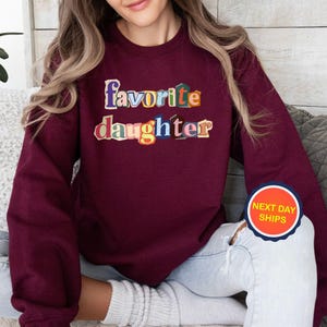 Puede incluir: Un letrero de madera r&uacute;stica con la frase "Welcome to our home" en letras blancas. El letrero presenta un acabado envejecido y un dise&ntilde;o sencillo y acogedor, perfecto para un porche o entrada.