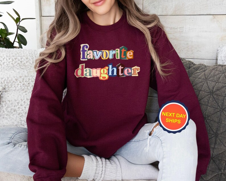 Puede incluir: Un letrero de madera r&uacute;stica con la frase "Welcome to our home" en letras blancas. El letrero presenta un acabado envejecido y un dise&ntilde;o sencillo y acogedor, perfecto para un porche o entrada.