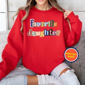 Puede incluir: Un juego de tres tazas de cer&aacute;mica con un acabado mate moteado. Las tazas son en tonos crema, gris claro y gris oscuro. Cada taza tiene un dise&ntilde;o simple y minimalista y un asa redondeada.