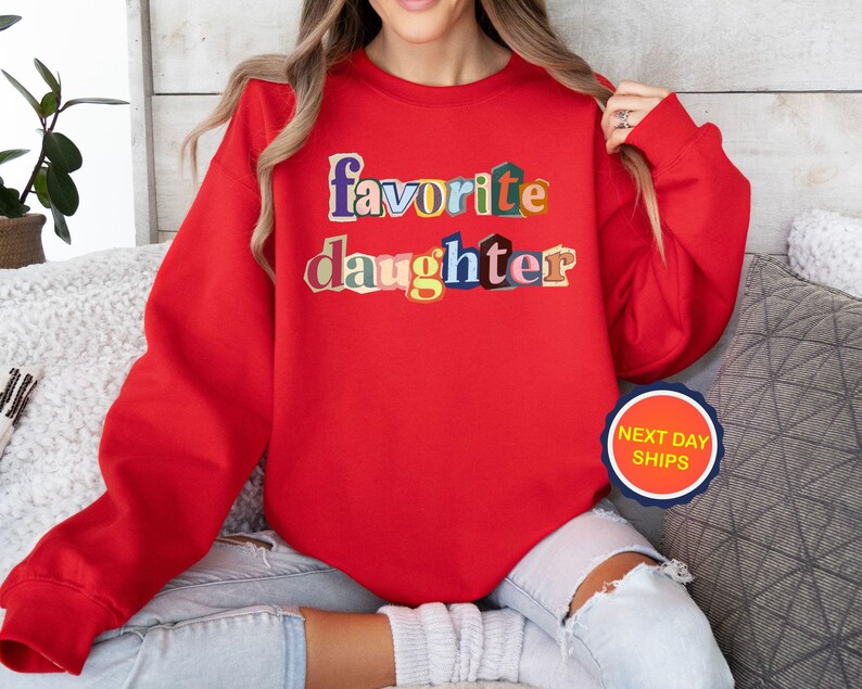 Puede incluir: Un juego de tres tazas de cer&aacute;mica con un acabado mate moteado. Las tazas son en tonos crema, gris claro y gris oscuro. Cada taza tiene un dise&ntilde;o simple y minimalista y un asa redondeada.