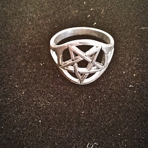 Anillo de pentagrama de plata esterlina