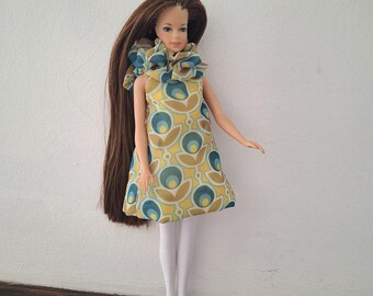 Abito mini in chiffon per bambola Sindy, Barbie, taglie 11 e 12 pollici. Abito in stile anni '60 con calze.