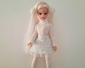 Sindy Pedigree, Sammler-Unikat, Kunstpuppe mit Tweed-Umhang, Rock, Pelzmütze, Pom-Pom-Mütze, Wollpullover, Strümpfe. 1970- 80er Jahre.