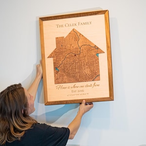 House Warming Geschenke Neues Zuhause, individuell gerahmte Holzkarte Wandkunst, neues Zuhause Geschenk für Paar, erstes Zuhause Geschenk, Zuhause süßes Zuhause