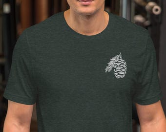 Camiseta unisex con piña de secuoya bordada