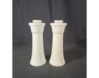 Set di 2 saliere e pepiere vintage Tupperware a forma di clessidra bianca, modello 718, prodotte negli Stati Uniti.