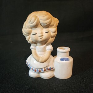 Blyg och blyg flicka med slutna ögon - vas eller figur i knopp - Japan