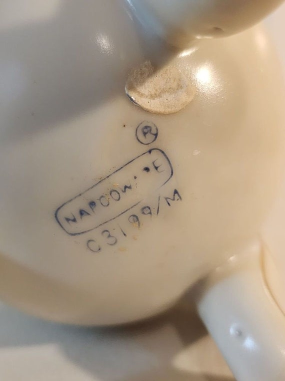 Napcoware 磁器 クリーム色 ひび割れ卵型花瓶 バラの花束付き - 高さ 5