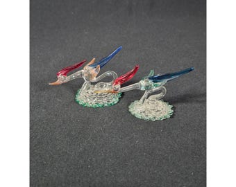 Juego de 2 figuras de pájaros correcaminos de vidrio artístico soplado a mano vintage, rojo, azul y verde.
