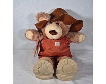 Orsetto Dudley Bear di Furskins, modello Xavier Roberts, con illustrazioni degli Appalachi, anno 1985, con etichette.