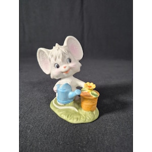 Figura vintage de ratón de cerámica Enesco con regadera y maceta de porcelana bizcochada blanca.