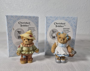 Figuras de peluche "Oz" de Cherished Teddies - 2005 - El comprador puede elegir entre Dorothy o el Espantapájaros.