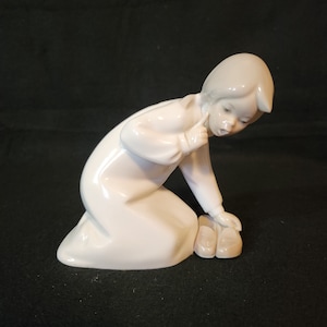 Lladro - Little girl with Slippers - Made in Spain