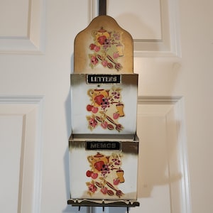 Organizador de cartas y notas de metal con dos ranuras y ganchos para llaves - Temática de cocina y jardín