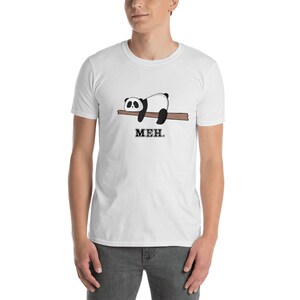 Meh Cartoon Panda en una camiseta de rama. Camiseta unisex de manga corta