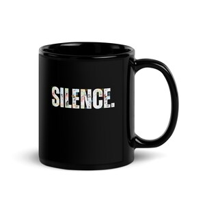 The Power of Silence: Kontemplativer Text Schwarze Tasse