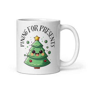 Suspirando por regalos: lindo árbol de Navidad Taza blanca