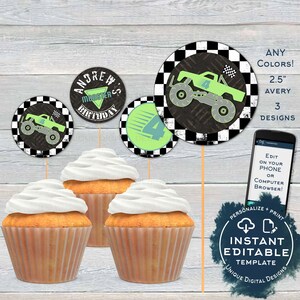 Puede incluir: Tres adornos para cupcakes con un camión monstruo verde con banderas a cuadros en blanco y negro. Los adornos tienen un diámetro de 2,5 pulgadas y están diseñados para ser utilizados con Avery 3 diseños. El texto "ANDREW'S MONSTER BIRTHDAY" está en uno de los adornos.