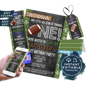 Könnte beinhalten: Editierbare Einladung zur ersten Geburtstagsfeier im Football-Stil mit einem schwarzen Tafelhintergrund. Die Einladung zeigt einen Football, die Zahl eins und den Text "Touchdown! Unser kleiner Star wird eins!" Die Einladung enthält auch den Text "Sie sind eingeladen zum Kick-Off von Andrews erster Geburtstagsfeier!" sowie das Datum und die Uhrzeit der Feier. Die Einladung ist mit einem grünen und weißen Fussballfeldhintergrund verziert.