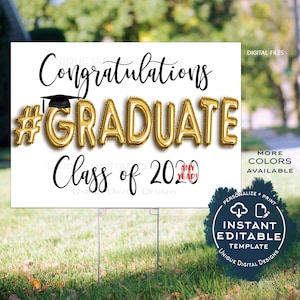 Könnte beinhalten: Ein weißes bedruckbares Schild mit schwarzem Text, der "Congratulations #GRADUATE Class of 2020" lautet, mit goldenen Ballonbuchstaben und einer Grafik eines Abschluss-Hutes. Das Schild hat auch einen roten Kreis mit weißem Text, der "ANY YEAR!" lautet, und ein Cloud-Symbol mit einem Bleistift, das anzeigt, dass das Schild editierbar ist. Das Schild befindet sich auf einem grünen Rasen.