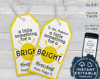 Puede incluir: Dos etiquetas de regalo amarillas y blancas con un gráfico de sol y el texto "a little something for a BRIGHT first day!" Las etiquetas miden 2 x 3,5 pulgadas y son editables. El texto en las etiquetas dice "To: Mrs. Anderson a little something for a BRIGHT first day! From: Avalyn R."