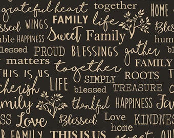 Puede incluir: Una tela negra con un patrón repetitivo de texto color canela claro e ilustraciones de árboles pequeños. Las palabras incluyen family, cherish, memories, together, grateful heart, home, blessed, life, sweet, proud, blessings, gather, roots, treasure y love.