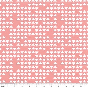Op de afbeelding: Een roze stof met een wit geometrisch patroon van herhalende driehoeken. De driehoeken zijn in een verspringend patroon gerangschikt, waardoor een subtiel chevron-effect ontstaat.