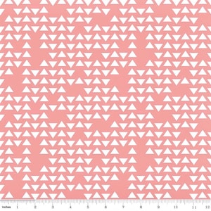 Op de afbeelding: Een roze stof met een wit geometrisch patroon van herhalende driehoeken. De driehoeken zijn in een verspringend patroon gerangschikt, waardoor een subtiel chevron-effect ontstaat.