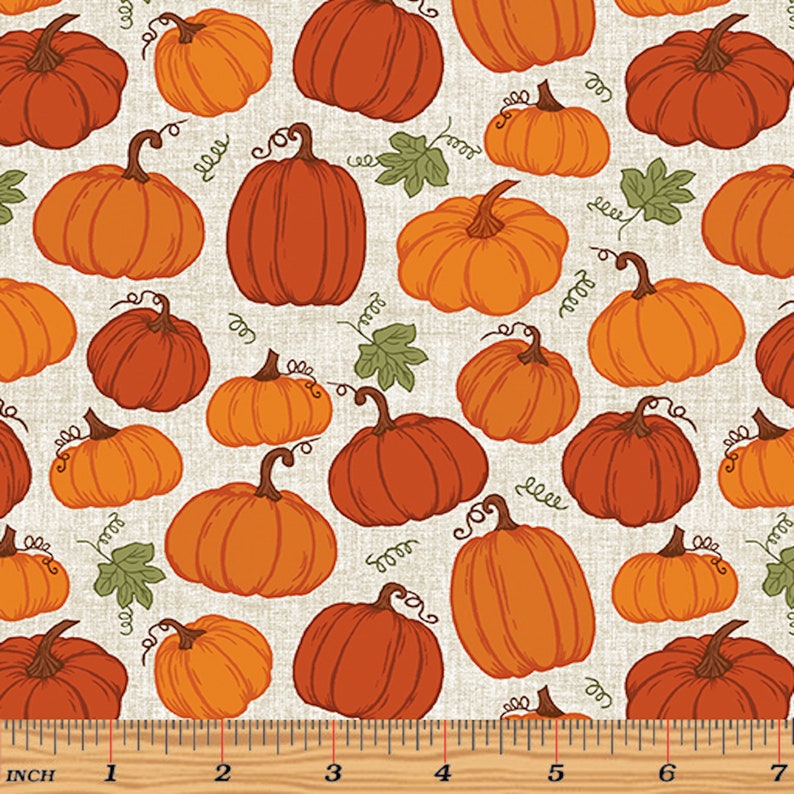 Puede incluir: Un patr&oacute;n de tejido sin costuras con un dise&ntilde;o repetitivo de calabazas naranjas y marrones sobre un fondo beige. Las calabazas est&aacute;n dibujadas en un estilo vintage con espirales y enredaderas.
