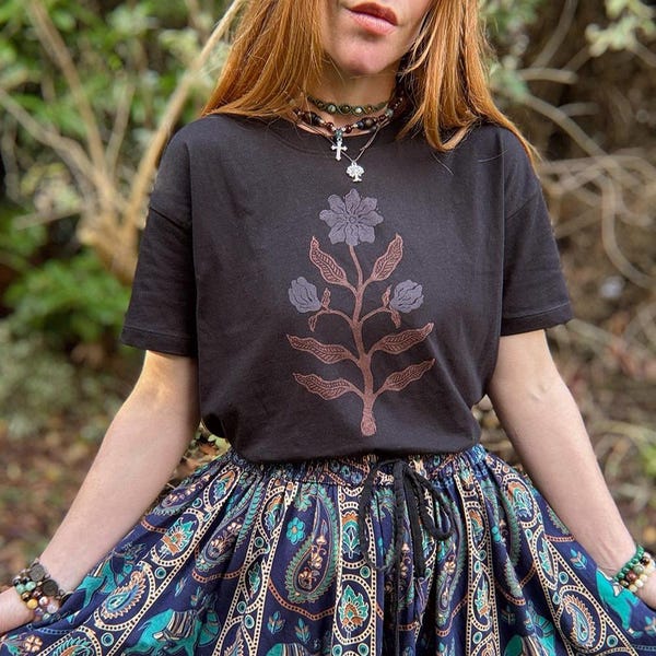 Camiseta botánica estampada a mano – Algodón orgánico Witchy Top