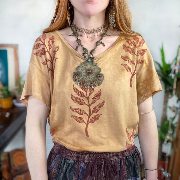 Camiseta con estampado de hojas ocre: Top bohemio de algodón orgánico vegano