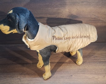 Hundemantel in beige Innenfutter mit Fleece, wasserabweisend und mit Namen bestickt