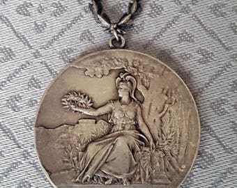 breloque médaille ancienne daté 1905 plaqué argent et bélière en plaqué argent