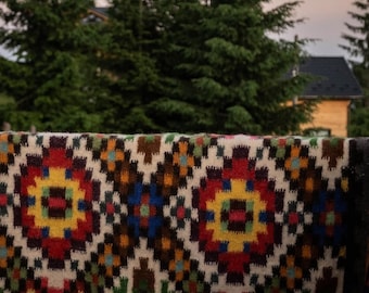 Ręcznie robiony dywan wełniany ze 100% wełny owczej, tradycyjny wzór karpacki, prezent ślubny