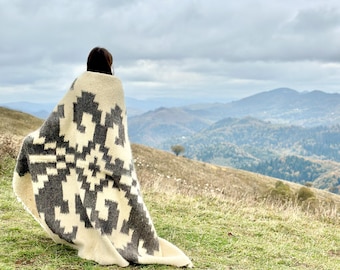 Ręcznie robiony koc z wełny karpackiej: szara tkana narzuta na łóżko
