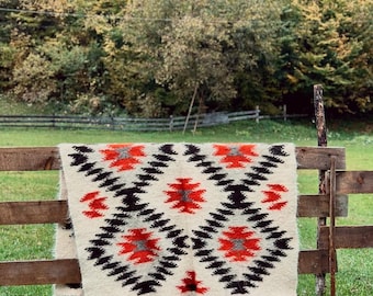 Ręcznie tkany wełniany koc: Organiczny dywan karpacko-huculski