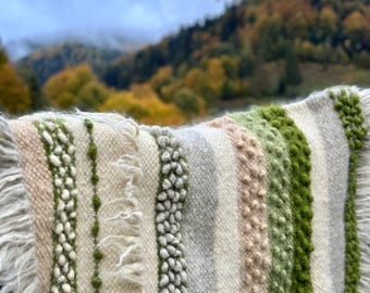 Ręcznie robiony wełniany koc: zielona tkana narzuta na łóżko z karpackiego dywanu