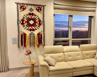 Ręcznie tkana wełniana zawieszka ścienna – karpacki wystrój ludowy