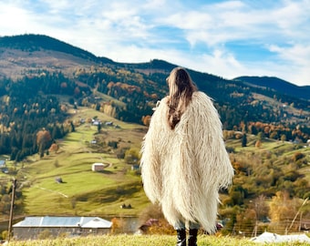 Ręcznie robiony płaszcz z naturalnej wełny gunya w stylu ukraińskim huculskim