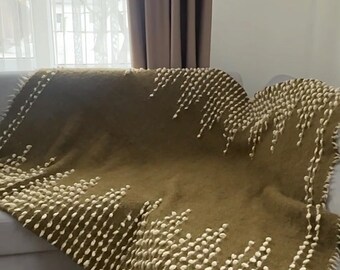 Ręcznie tkany koc wełniany: wełna owiec karpackich z upraw ekologicznych