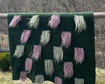 Ręcznie robiony wełniany dywan: zielona tkana narzuta na dywan karpacki