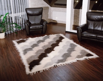 Handmade rug made of 100% sheep wool in neutral colors