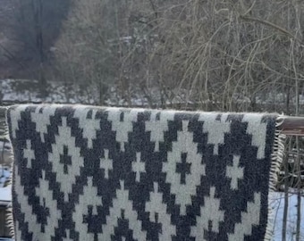 Ręcznie robiony koc ze 100% wełny owczej w odcieniach szarości