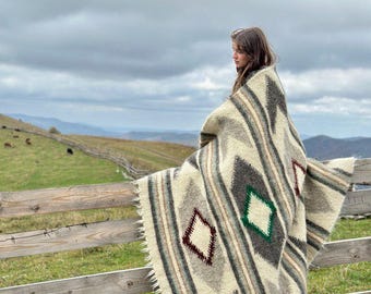 Ręcznie robiony koc z wełny karpackiej: szara tkana narzuta na łóżko