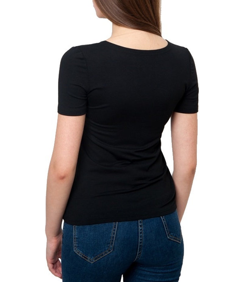 Damen Schwarzes T Shirt Bestickt Mit Roten Rosen Mit Einem Etsy