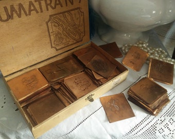 Joblot Monogramm Schablonen, Kupfer-Schablonen für Stickerei, ca. 1900, Jugendstil, Nähen, Brocante, schäbiges Chic, Buchstaben, Monogramme