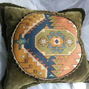 Kelim-Stil besticktes Boudoir-Kissen, Stick- und Samtkissen, antikes Boudoir-Kissen, ca 1920-40, Brocante-Stil, Shabby-Chic