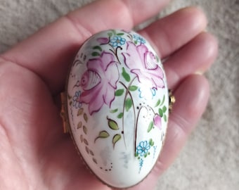 Limoges egg box,Hand painted , heart shaped box, ring box, jewellery satchel, ring bearrer, vintage french heart box,ade in France,