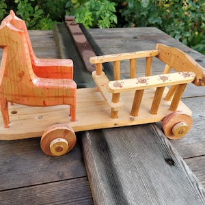 Vintage rustikales Pferdekariage Dekor, naive Holzpferde, Bauernhaus Dekor